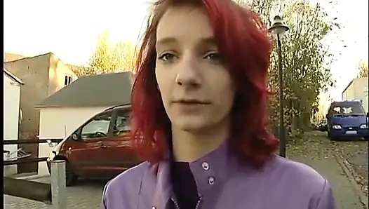 Рыжая тинка с маленькими сиськами делает удивительный минет на кастинге