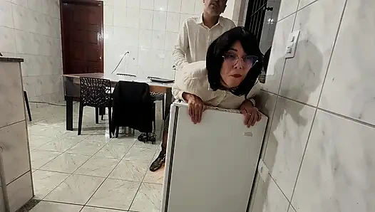 Sekreter götüne tokat atarak ve dölleme ile anal penetrasyonla şaşırıyor.