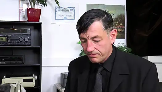 Блондинка-секретарша с огромными сиськами трахается на офисном столе