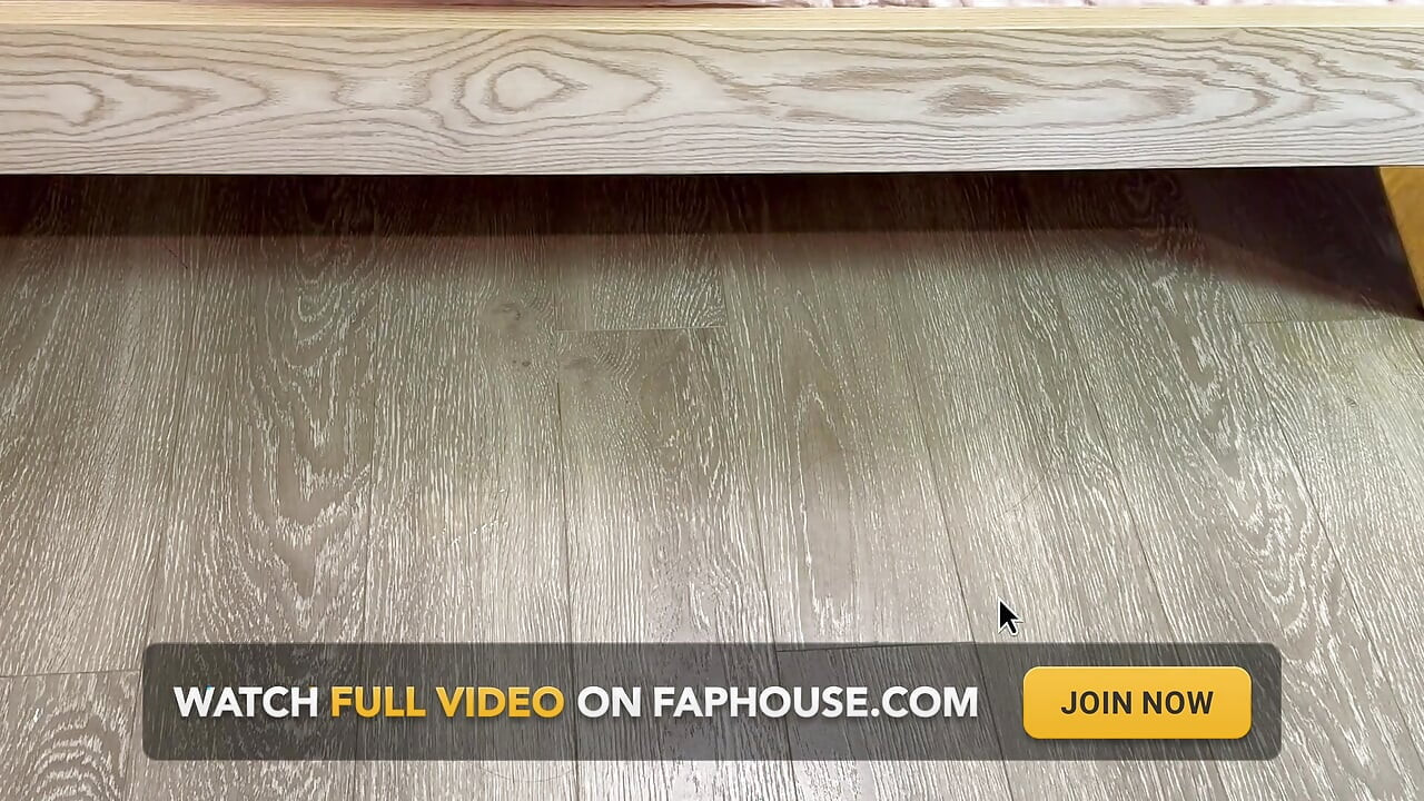 Ol sliter på sengen, hengende ben orgasme