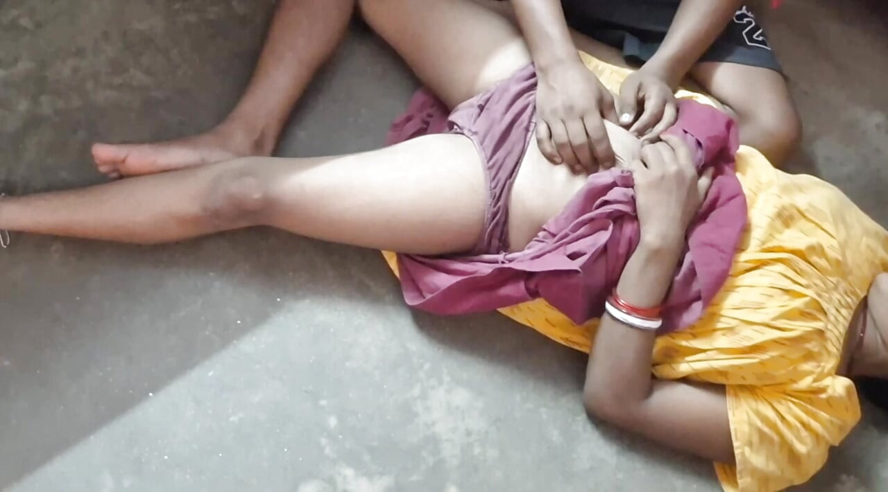 Pasangan kampus India menikmati bercinta di rumah