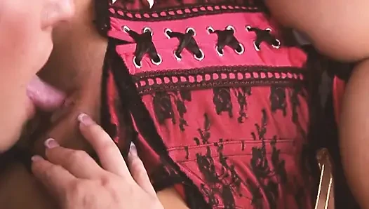 Aksi hot lesbian michelle si cewek hot rambut pirang dan rambut cokelat yang saling muasin memek satu sama lain pakai dildo