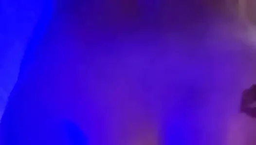 Arjantinli göt deliği bir otelde bir boğayla tanışıyor ve kocasına çok sert sikiliyor bir video gönderiyor