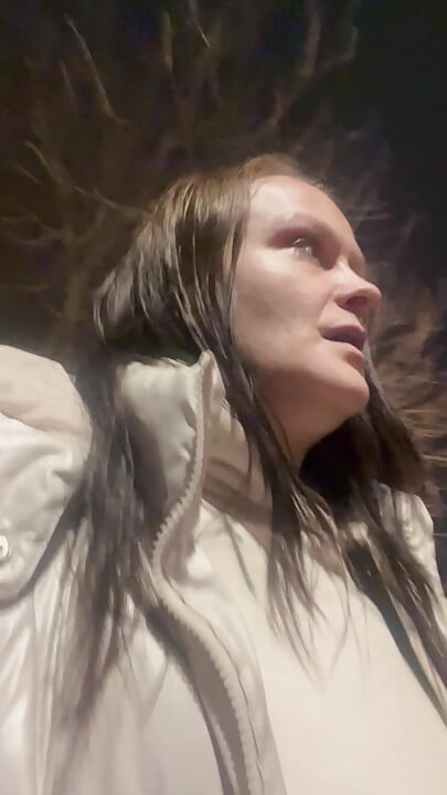 Care Aide molada umumi tuvalette boşalıyor