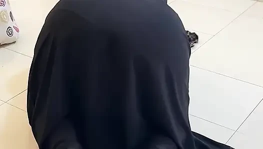 Arabian Big Ass Saudi Hotel Maid Clean My Room When I Was Masturbat on Bed!