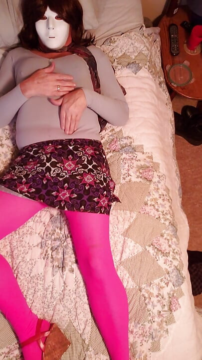 Gej Crossdresser zadirkuje u ulju, najlonkama, trikou i suknji. Nauljim se, masturbiram, sondujem kurac i svršavam.