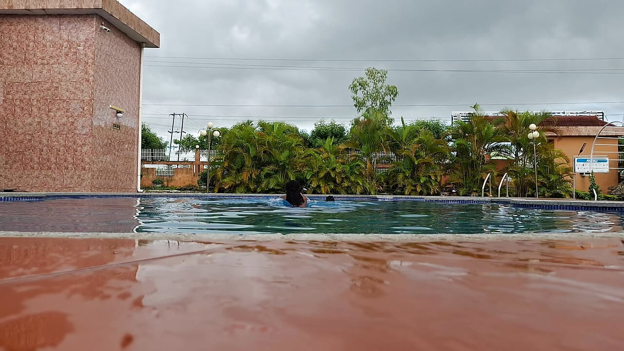 Sperma schwimmen im pool, harter sex im wasser, doppelter orgasmus
