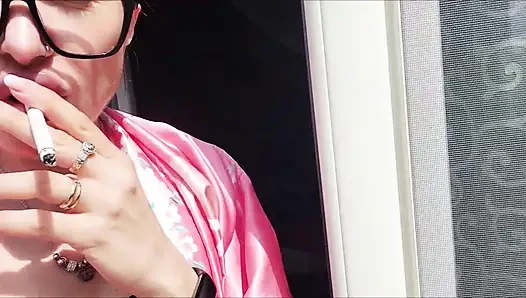 Luangkan waktu untuk istirahat dengan saya sementara aku merokok sensual