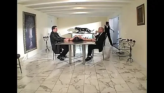 İnanılmaz sert üçlü sikiş: inleyen sürtük bir kaltak için iki sert büyük yarak!! Cilt 1