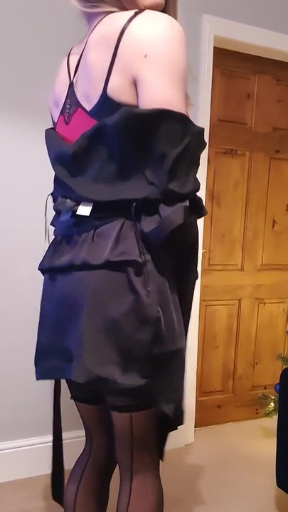 หยอกล้อในถุงน่องตะเข็บสีเข้มของกู, สายเอี๊ยม