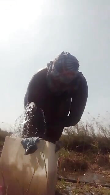 村でのアフリカのアマチュアの大きな胸の裸
