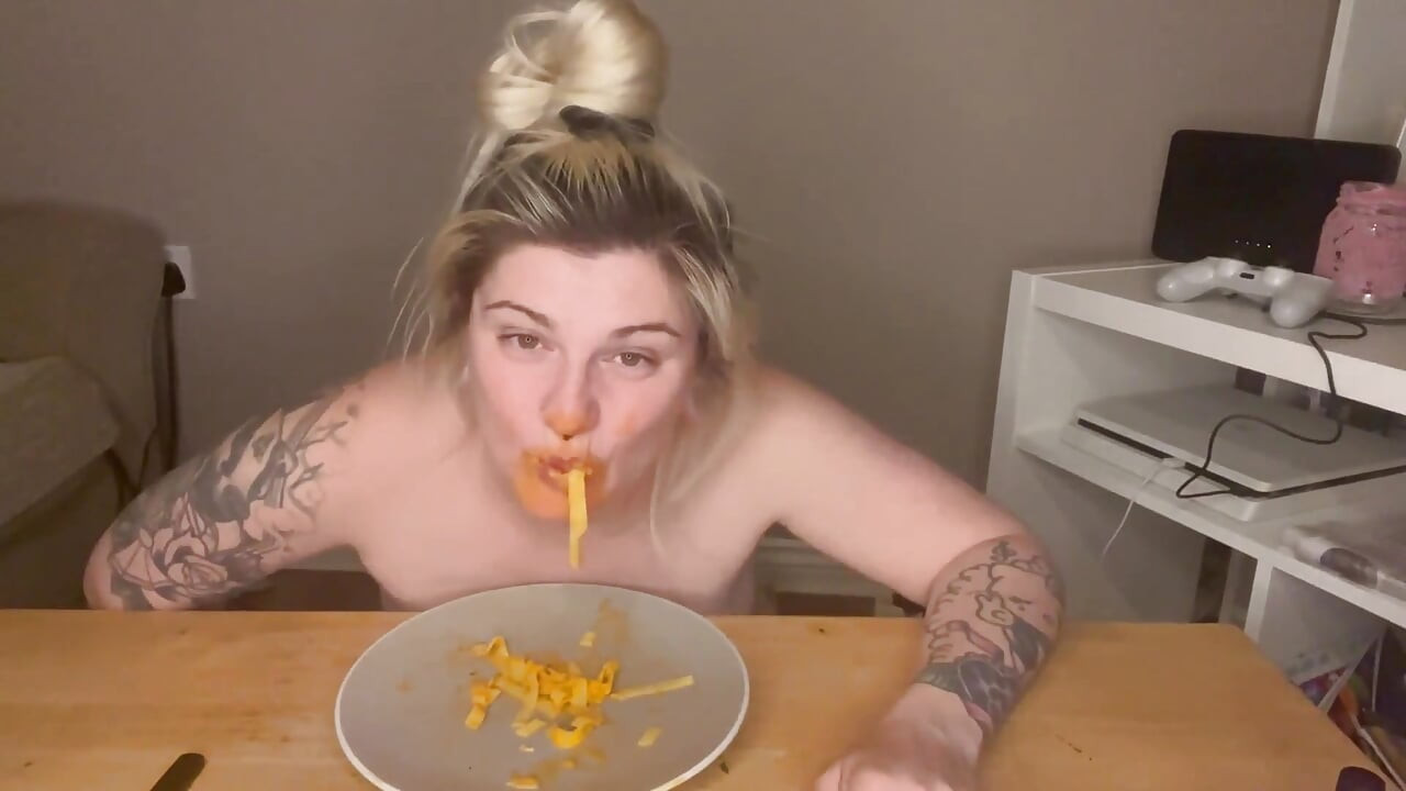 Pasta mukbang tanpa tangan berantakan