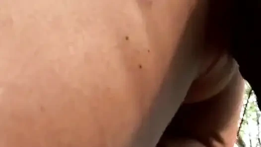 Мама Andrea в парке занимается сексом с молодыми геями