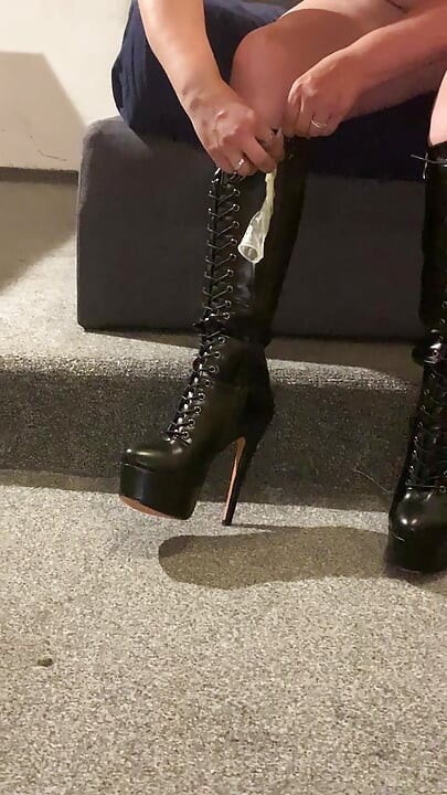 Éjacule sur mes bottes