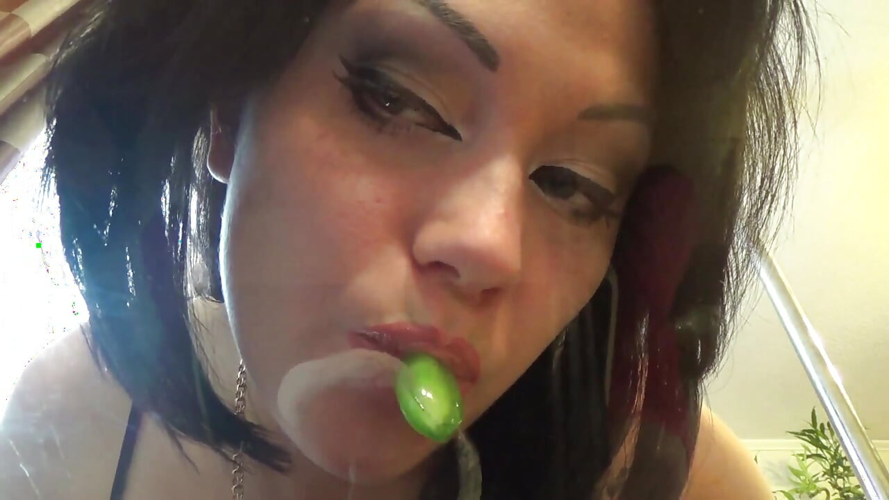 Douce géante / lèvres / avalage de clip de bouche