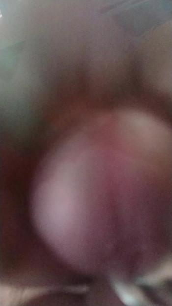 お嬢様には、たっぷりと太った唾でチ○ポを手コキ...