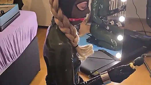 Ağzı tıkalı lateks köle kız koşu bandında midilli topuklu ayakkabılar ve bale çizmeleri içinde yürüyor ve sonunda orgazm oluyor ve yüzüne boşalıyor