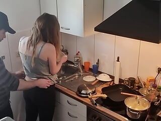 18 anos, meia-irmã adolescente fodida na cozinha enquanto a família não está em casa
