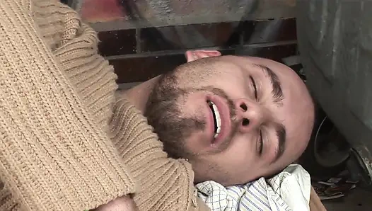 Si kembar brunette saling membantu untuk bercinta dengan pria yang sama