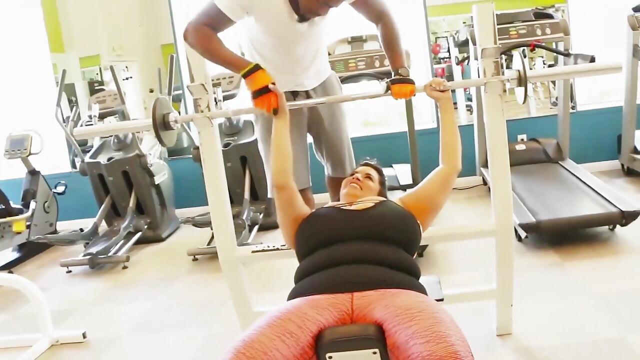 La regordeta Sofia Rose se hace ejercicio con una gran polla negra