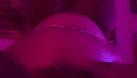 Yalnız zenci dildoya biniyor