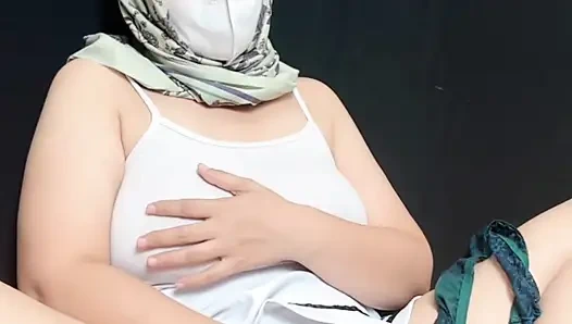 Gadis berhijab pamer vagina tembem dan memainkannya