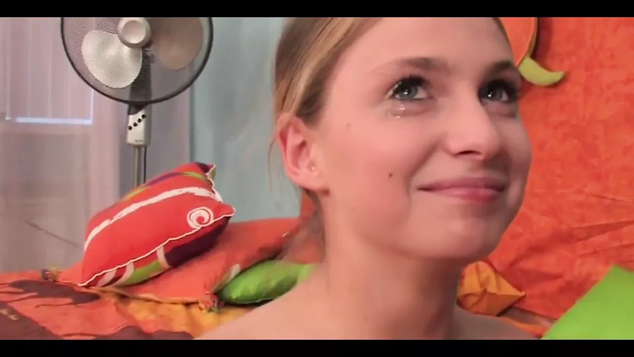 无辜的青少年遭受硬脸操逼。