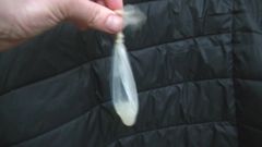 Preservativo usato chiuso con nodo e bello pieno