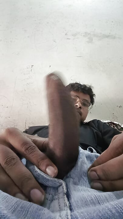 Jovem garoto fode menina em casa sozinha