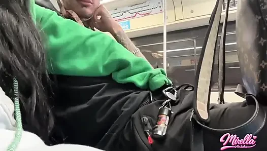 Она не может смотреть на отметку громкости и затащила меня внутри метро Сан-Паулу