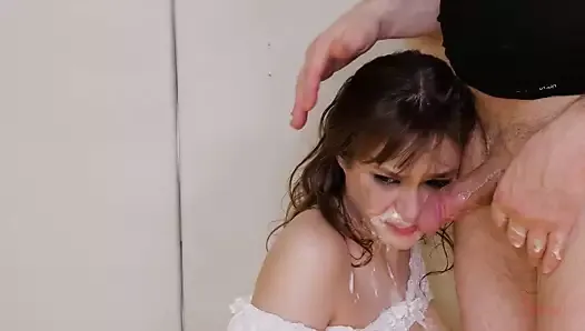 Une sous-adolescente BDSM dégradée mange un trou du cul