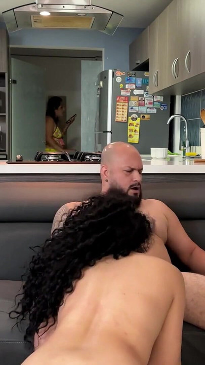 กําลังมองหาเซ็กส์และความต้องการทางเพศกับเพื่อน 3 คน Markus นั่งเงี่ยนของเพื่อนและเย็ดเธอบนโซฟา | คลิป 2