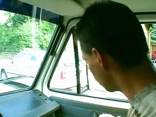 Senhora madura da Alemanha chupando um pau duro na parte de trás da van