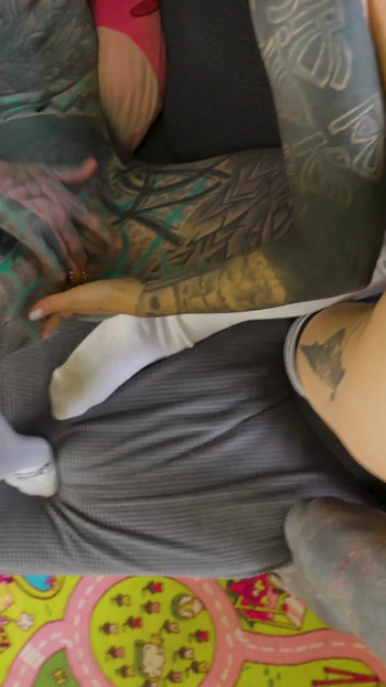 Sudut pandangan pertama awek gothic panas bertiga dengan dubur cermin mata, ATM, pancutan muka