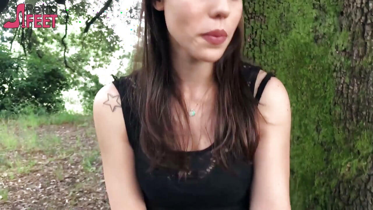 Het tonåring rökning i en park