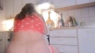 Скучающая женушка с большой задницей на кухне, показывает все и больше с маленькими