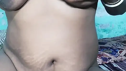 Новобрачная неудовлетворенная бхабхи трахает пальцами мокрую киску, мастурбирует до оргазма