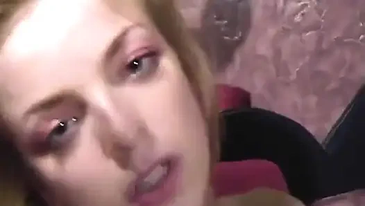 Сексуальная блондинка-бармен принимает камшот в рот