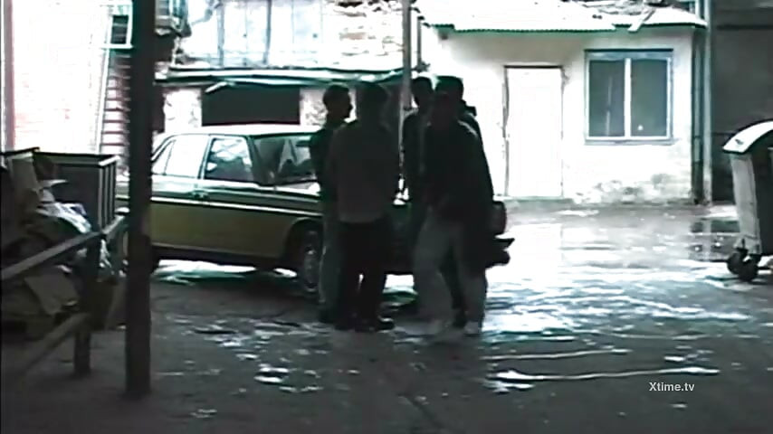 הרחבת חור התחת של בחורה סקסית מגולחת בשמלת פטיש