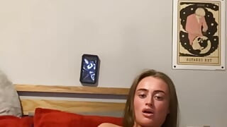 Schottischer jungfräulicher arsch-teenager fingert sich mit rohem stöhnen vor der kamera