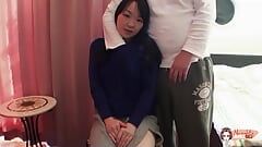 उसकी बालों वाली जापानी चूत एक ही समय में कई बड़े सेक्स टॉयज ले सकती है