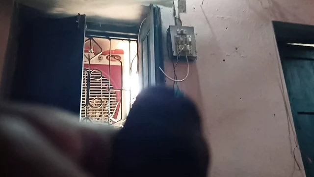 Дези-бой одна дома играет с хуем