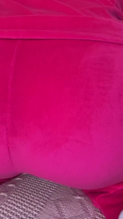 Pembe eşofman kokan osuruyor