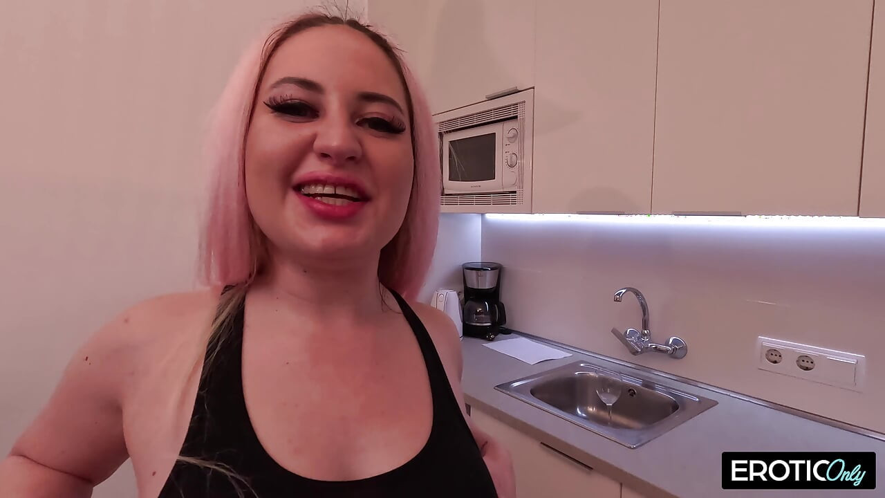 German Teen Loves Cum on Pizza After Assfuck!
