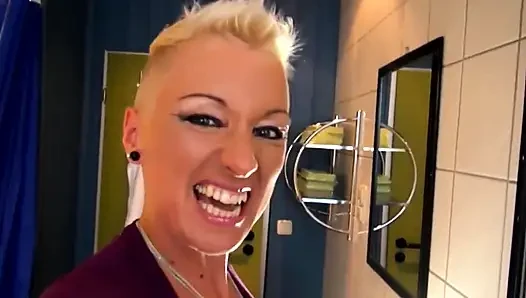 Geiles mädchen mit dicken titten fickt gerne einen harten und großen schwanz und lutscht dann vor vergnügen