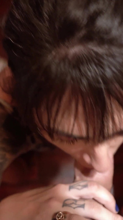 彼女はフェラチオを求めた!タトゥーだらけの美女が大きなチンコをしゃぶる