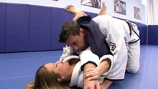 Едва достигшая законного возраста шлюшка Megan Fenox трахается в киску