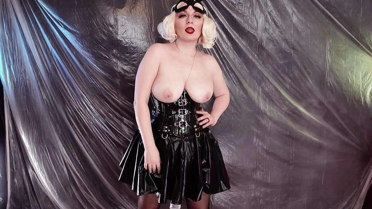 Belden bağlamalı pin-up kıvrımlı sahibe Arya Grander ile kadın kılıklı eğitim