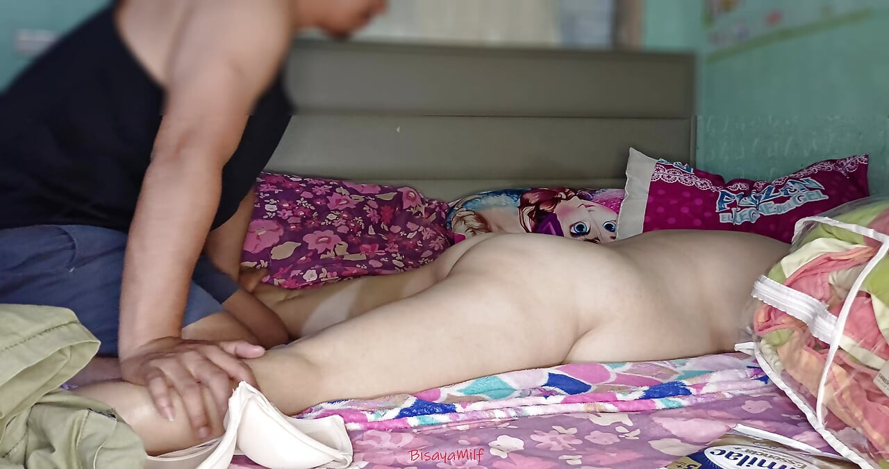 Milf kotor menguleni pantat sempit sambil muncrat di berantakan