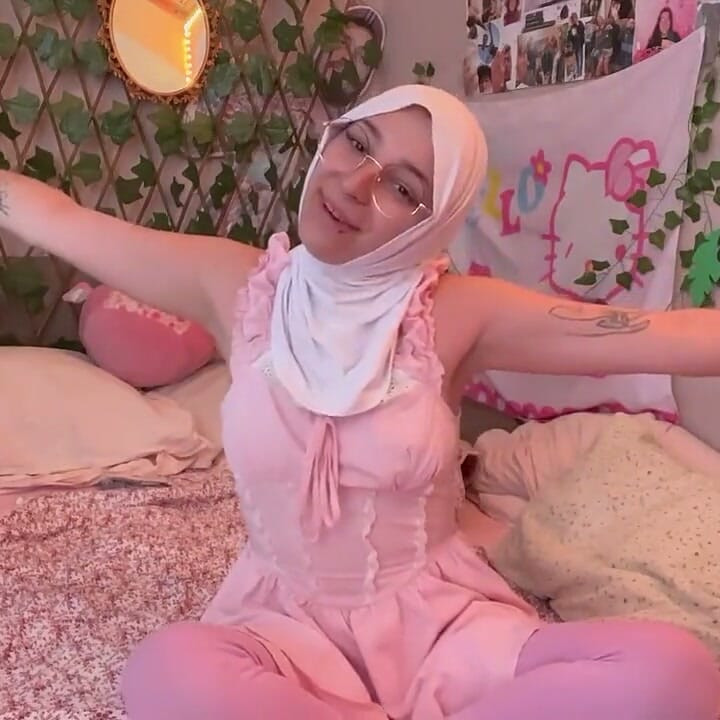 muslim- yoga- in- hijab- in- bed